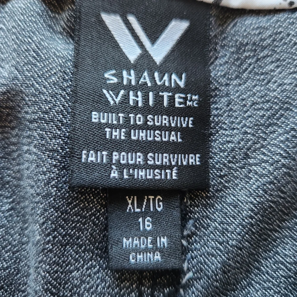 Young Man's Shawn White Gray Skater Mid Length Shorts Size 16